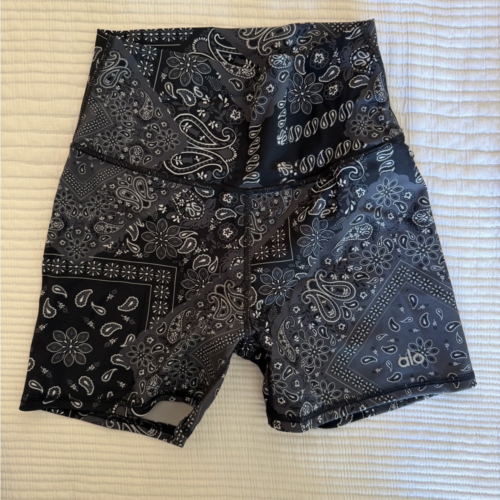 Alo Women’s Black Bandana-Print Shorts